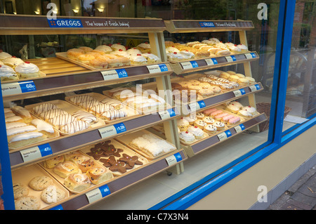 Torte per la vendita nel Regno Unito i fornai vetrina Foto Stock