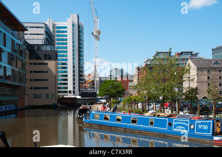 Narrowboats a Piccadilly Bacinella sul canale di Rochdale, Manchester, Inghilterra, Regno Unito. 111 Piccadilly torre dietro. Foto Stock