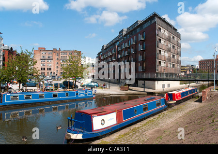 Narrowboats a Piccadilly Bacinella sul canale di Rochdale, Manchester, Inghilterra, Regno Unito. Il Vantage appartamento Quay blocco dietro. Foto Stock