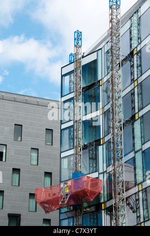 Piattaforma di accesso su Holiday Inn Express hotel in costruzione nel quartiere settentrionale, Manchester, Inghilterra, Regno Unito. Foto Stock