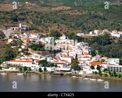 Guardando verso il basso la città portoghese di Alcoutim da sanlucar spagna con il Rio Guadiana in primo piano Foto Stock