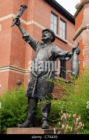 "Il mercato di Altrincham commerciante", una scultura da Colin Spofforth. Market Street, Altrincham, Cheshire, Inghilterra, Regno Unito Foto Stock