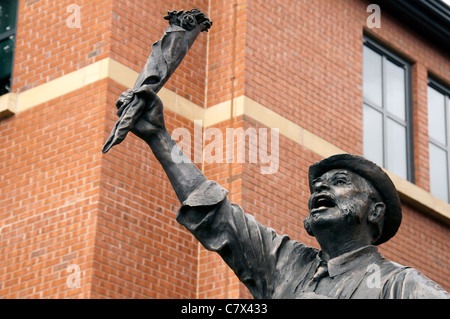 "Il mercato di Altrincham commerciante", una scultura da Colin Spofforth. Market Street, Altrincham, Cheshire, Inghilterra, Regno Unito Foto Stock