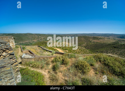 Guardando attraverso Analucian campagna dal castello di Sanlúcar del Guadiana in Andalusia, Spagna Foto Stock