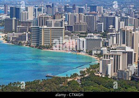 Close-up skyline di Honolulu, Hawaii che mostra gli alberghi e gli edifici su Waikiki Beach Foto Stock