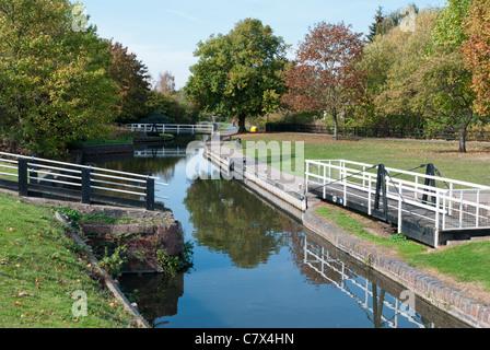 Il Birmingham e Worcester canal a Droitwich Spa, Worcestershire, Regno Unito Foto Stock