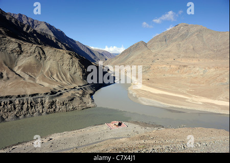 La confluenza del Zanskar, fiume e l'Indus vicino Nimu. Il Indus arriva dalla sinistra. Foto Stock