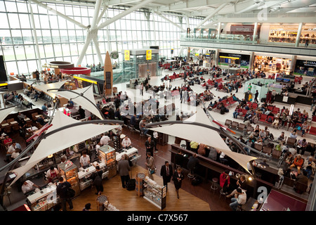 Panoramica di interno del Terminal 5 di Heathrow Airport London REGNO UNITO Foto Stock