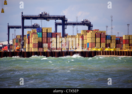 Global Britain International Trade - Porto di Felixstowe International Trade - i container si sono accatastati al porto di Felixstowe nel Regno Unito Foto Stock