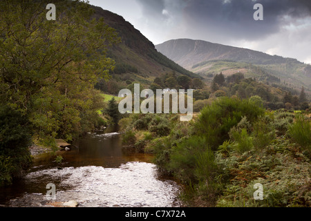 Irlanda, Co Wicklow, Glenmalure, Avonbeg fiume che scorre attraverso la valle Foto Stock