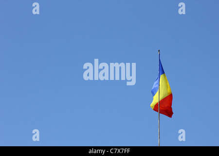 Vista di dettaglio della bandiera rumena sul cielo blu Foto Stock