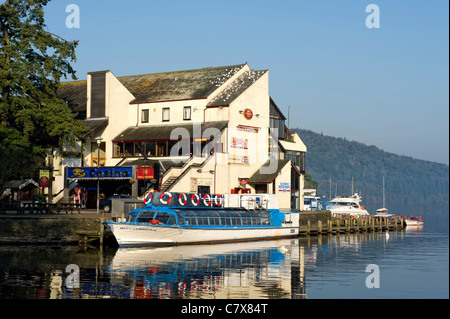 Imbarcazione turistica ormeggiata al di fuori di un hotel sul Lago di Windermere nel Lake District, Cumbria, Inghilterra Foto Stock