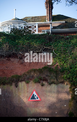 Segnaletica di pericolo mostrando rocce caduti sul litorale di Torquay Devon, Inghilterra, inglese, erosione, spiaggia, scogliere, clip, comunicazione, Foto Stock