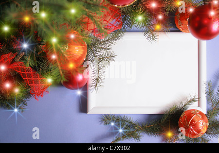 Colorato sfondo astratto con le luci di Natale e cornice bianca. Sfondo di natale con nastro boll e ornamenti Foto Stock
