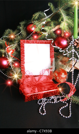 Colorato sfondo astratto con le luci di Natale e la cornice rossa. Sfondo di natale con nastro boll e ornamenti Foto Stock