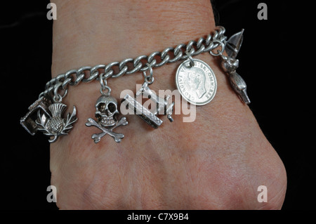 Argento Sterling fascino bracciale sulla donna di polso. Foto Stock