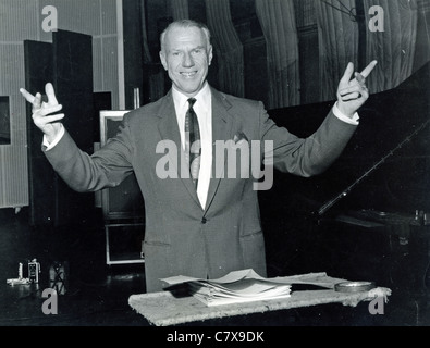 VICTOR SYLVESTER (1900-1978) inglese ballerino e band leader in uno studio di registrazione circa 1962 Foto Stock