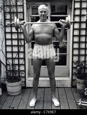 VICTOR SYLVESTER (1900-1978) inglese ballerino e band leader nella sua casa di Durweston Mews, Londra, nel 1962 Foto Stock