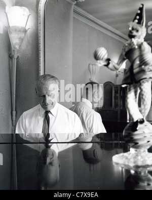 VICTOR SYLVESTER (1900-1978) inglese ballerino e band leader nella sua casa di Durweston Mews, Londra, nel 1962 Foto Stock