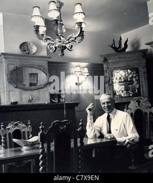 VICTOR SYLVESTER (1900-1978) inglese ballerino e band leader nella sua casa di Durweston Mews, Londra, nel 1962 Foto Stock