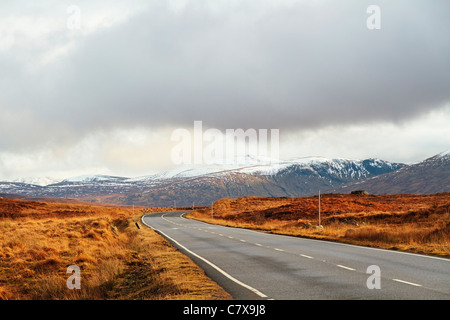 Rannoch Moor con il Monte Nero innevato in lontananza, guardando a sud-est sulla A82 Trunk Road, Highland Region, Scozia, Regno Unito Foto Stock