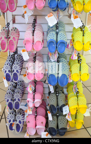 Crocs display cassoncino di pulizia Foto Stock