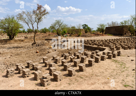 Mattoni essendo fabbricati, Wau, Bahr el Ghazal, Sud Sudan. Foto Stock