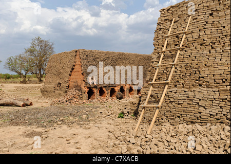 Mattoni essendo fabbricati, Wau, Bahr el Ghazal, Sud Sudan. Foto Stock