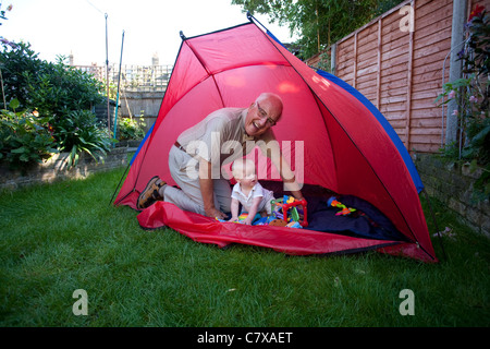 Nonni assumendo un ruolo attivo nella loro nipote di educazione, England, Regno Unito Foto Stock