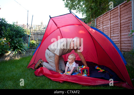 Nonni assumendo un ruolo attivo nella loro nipote di educazione, England, Regno Unito Foto Stock