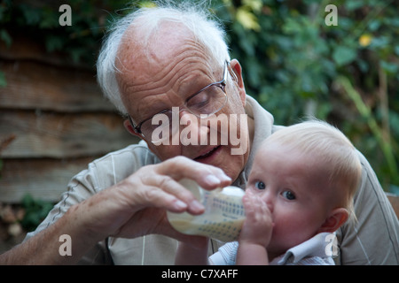 Nonni assumendo un ruolo attivo nella loro nipote di educazione. Foto:Jeff Gilbert Foto Stock