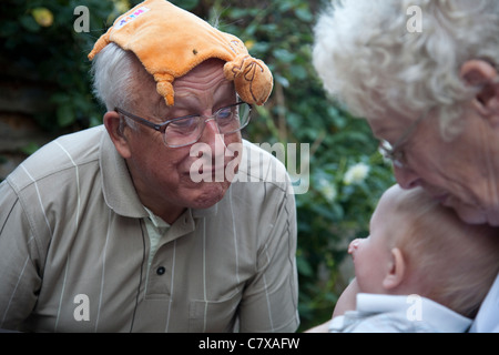 Nonni assumendo un ruolo attivo nella loro nipote di educazione, England, Regno Unito Foto Stock