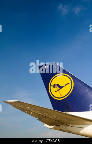 Logo Lufthansa sulla pinna di coda di un aereo. Foto Stock