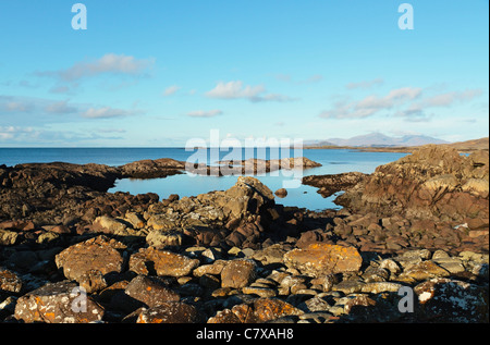 Sanna Bay, vista tipica dal Portuaik a Sanna Coastal Walk, verso Senna con l'isola di Rum in lontananza, Ardnamurchan, Scozia, Regno Unito Foto Stock