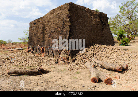 Mattoni essendo fabbricati, Wau, Bahr el Ghazal, Sud Sudan. Foto Stock