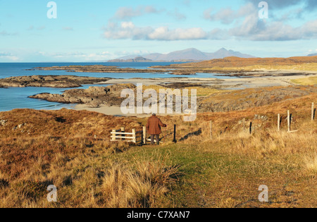 Sanna Bay, vista tipica dal Portuaik a Sanna Coastal Walk, verso Senna con l'isola di Muck e Rum in lontananza, Ardnamurchan, Scozia, Regno Unito Foto Stock