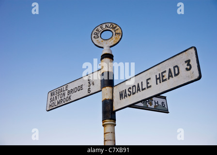 - Vecchio stile a signpost Greendale, Wasdale, Lake District, Cumbria Foto Stock