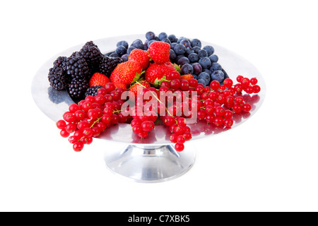 Ciotola con fresca frutta sana su sfondo bianco Foto Stock