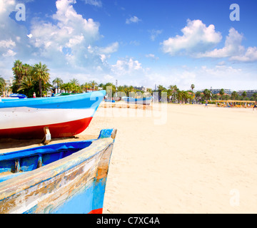 Spiaggia di Salou con spiaggiata barche in Tarragona Catalogna Spagna Foto Stock