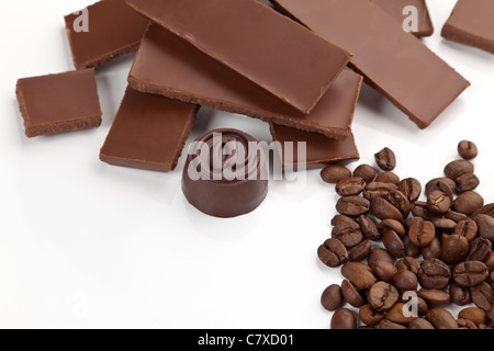 Una barretta di cioccolato e granella di caffè isolato su bianco Foto Stock