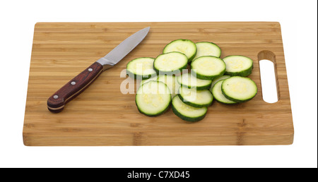 Le zucchine sul tagliere con coltello Foto Stock