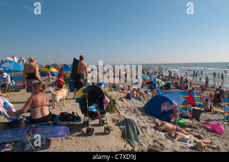 Il più caldo il ottobre giorno mai registrata nel Regno Unito. La spiaggia affollata a West Wittering, West Sussex, Regno Unito. 1 ottobre Foto Stock