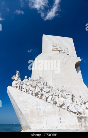 Pietra bianca a forma di nave il Monumento delle Scoperte salutando Portugals celebre navigatore e storia, Portogallo Foto Stock