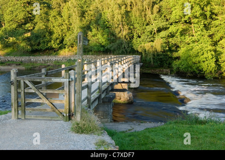 Passerella sul fiume Wharfe a Bolton Abbey nel Yorkshire Dales Foto Stock