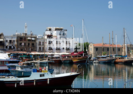 Yachts in Kyrenia (Girne) Harbour e mostrando il White Pearl Hotel Foto Stock