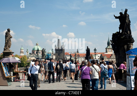 Praga, Repubblica Ceca - la gente che camminava sul Ponte Carlo Foto Stock
