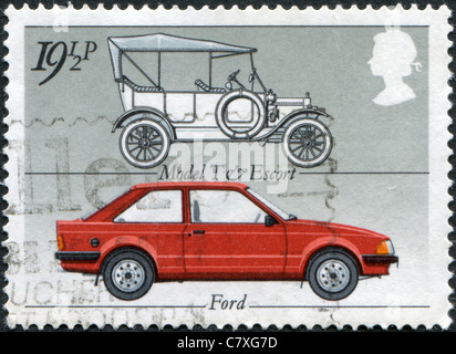 Regno Unito - 1982: un timbro stampato in Inghilterra, mostra una Ford Modello T (1913) e Ford Escort Foto Stock