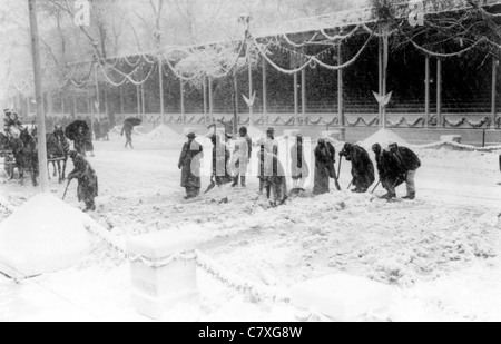 William Howard Taft, operai la rimozione di neve nella parte anteriore del riesame di stare a casa bianca il giorno dell'inaugurazione, il 4 marzo 1909 Foto Stock