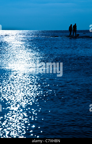 Un giovane sulla spiaggia di Baia Kimmeridge, Dorset, Regno Unito Foto Stock