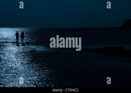 Un giovane sulla spiaggia di Baia Kimmeridge, Dorset, Regno Unito Foto Stock